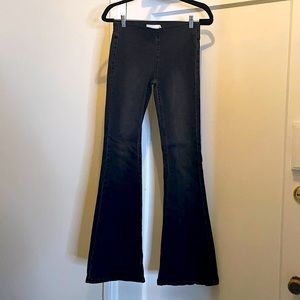 Super cute bell bottom flare jeans pull on size small comfortable with stretch